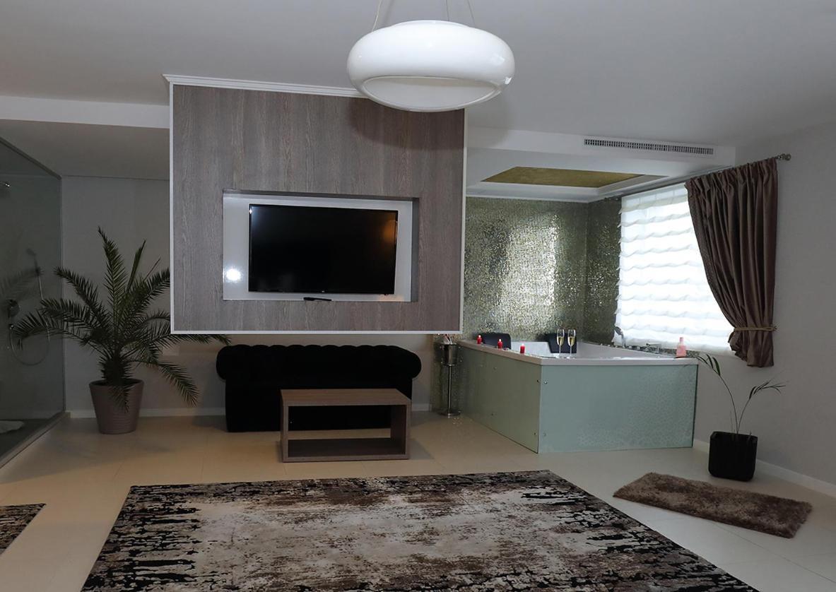 Meliss Events Hotel Craiova Bagian luar foto