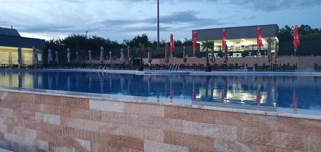 Meliss Events Hotel Craiova Bagian luar foto