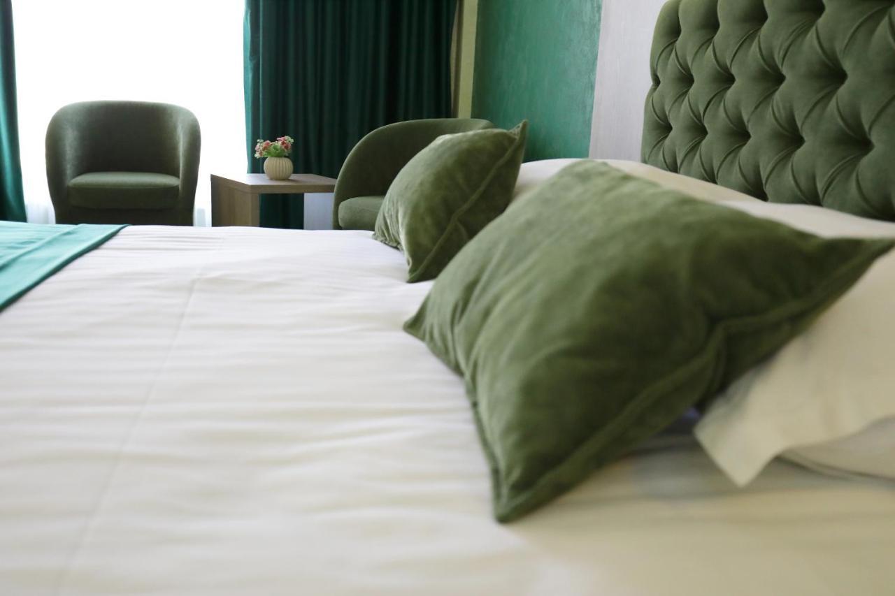 Meliss Events Hotel Craiova Bagian luar foto