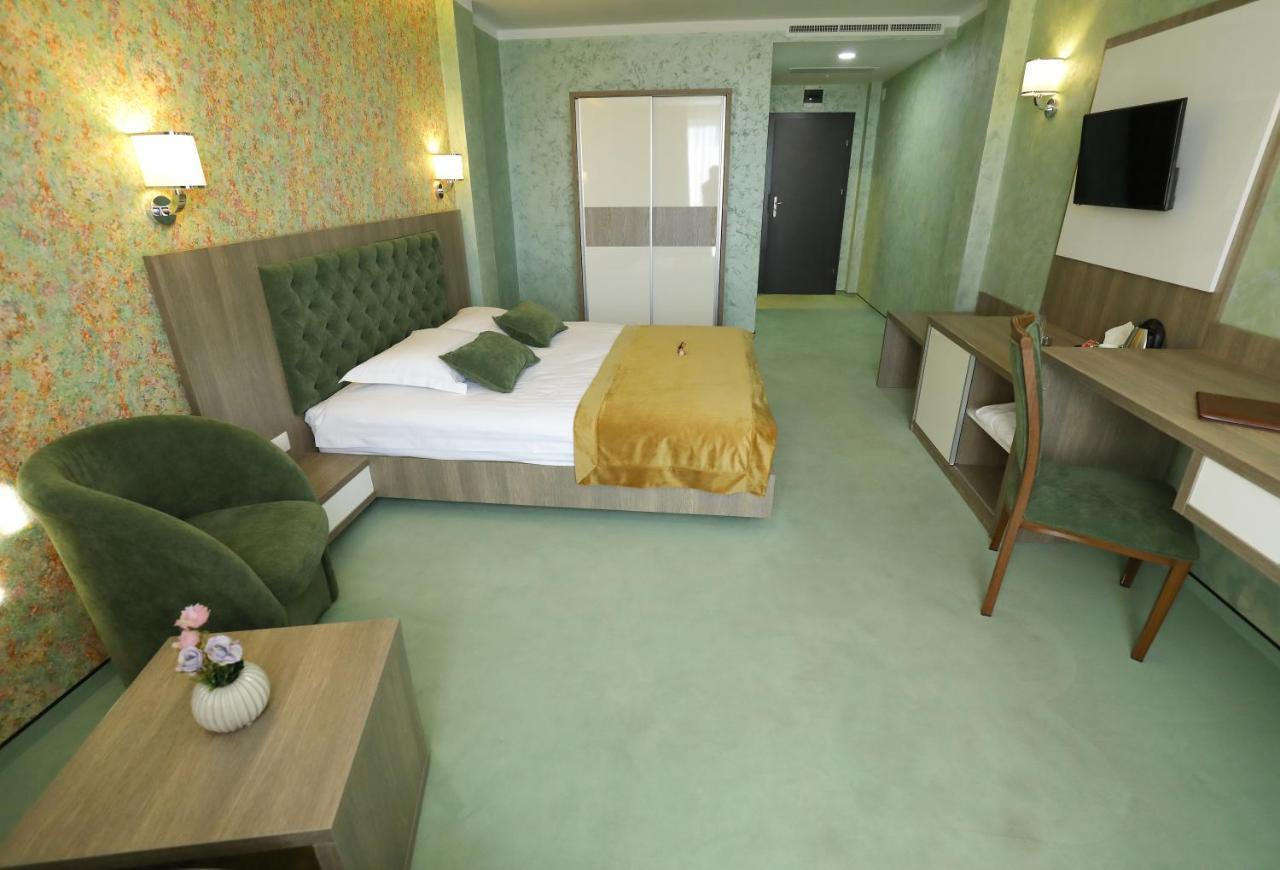 Meliss Events Hotel Craiova Bagian luar foto